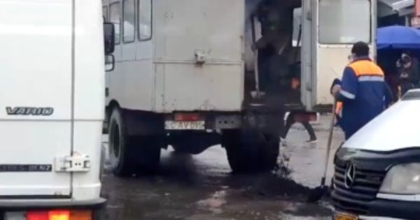 Gropile din carosabil pline de noroi și apă astupate cu bitum.
