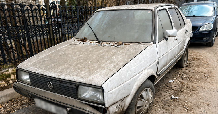 В Молдове предложили закон, чтобы брошенные авто эвакуировали и продавали местные власти.