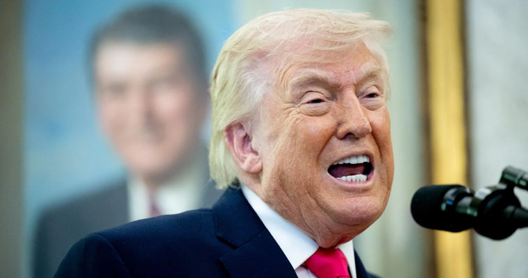 Трамп: В Иране уже произошла «смена режима».