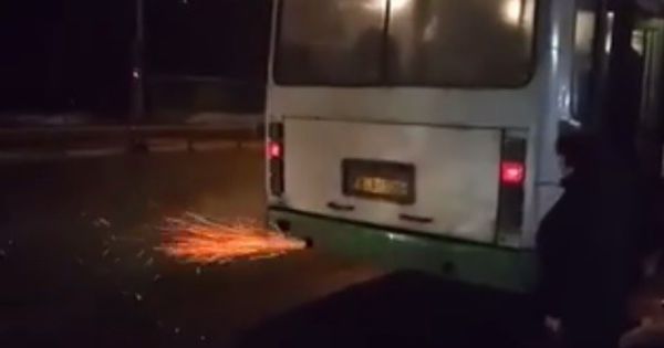 В Кишиневе из выхлопной трубы автобуса сыпались искры
