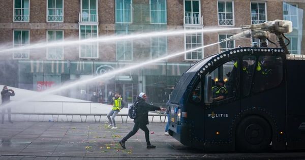В Амстердаме полиция водометами разогнала митинг против коронавирусных ограничений.