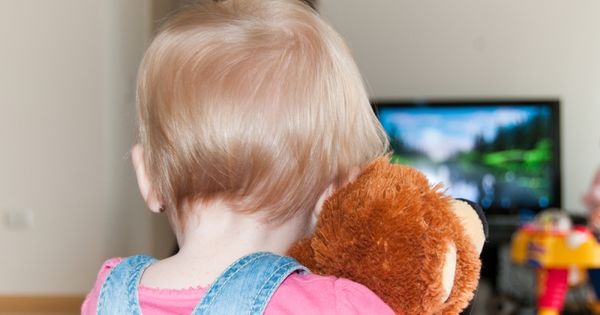 90% случаев аутизма у детей связано с телевидением, мобильным телефоном и планшетом.