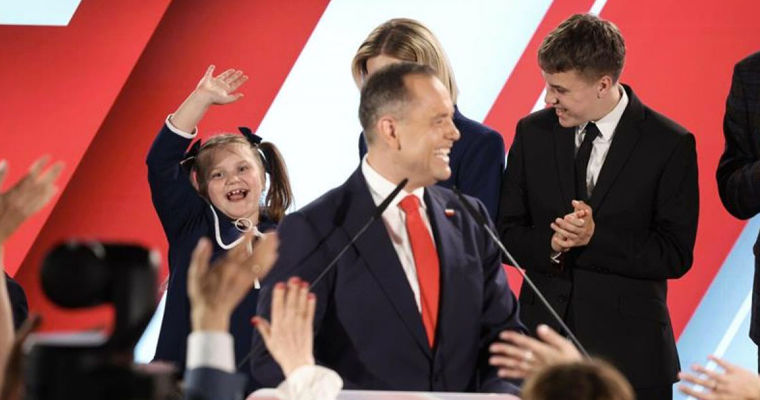 В Польше расследуют дело онлайн-травли 7-летней дочери президента Навроцкого.
