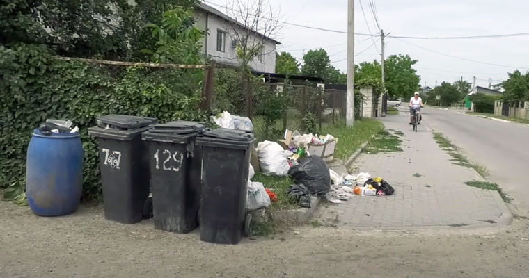 В Каушанах не вывозят мусор две недели из-за конфликта властей и коммунальщиков.