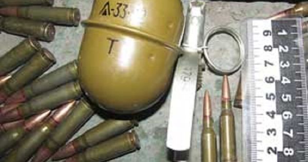 Убираясь в гараже покойного родственника, мужчина нашёл целый боевой арсенал.
