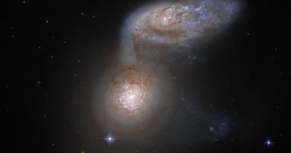 Телескоп Hubble сделал фото двух взаимодействующих галактик.