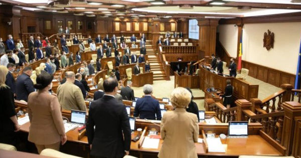Депутаты почтили память погибших на Днестре минутой молчания. Фото: noi.md