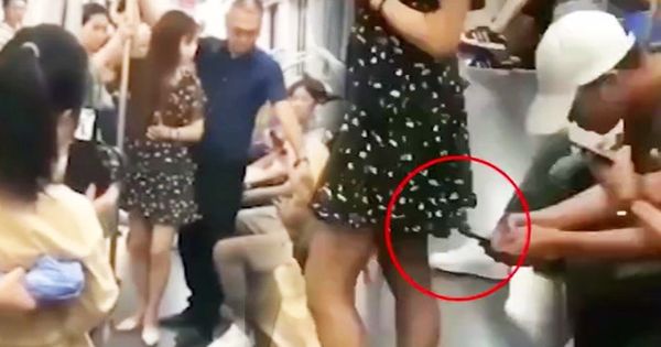В китайском метрополитене мужчина помешал извращенцу заглядывать под юбку пассажирки. 