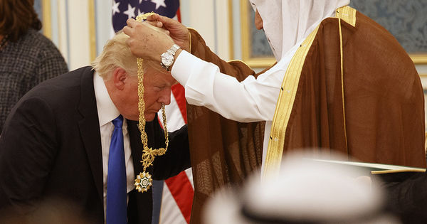 Саудовский король Сальман наградил Трампа.