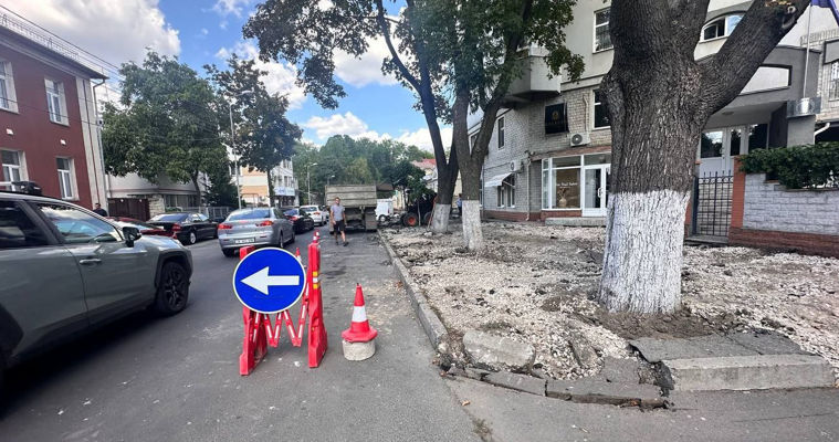 Возобновились работы по ремонту тротуаров в историческом центре столицы.