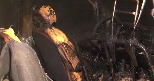 Пожарным удалось потушить огонь за 15 минут. Пламя уничтожило 70% салона автомобиля.