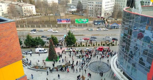 Из торгового центра Shopping Malldova эвакуируют посетителей.
