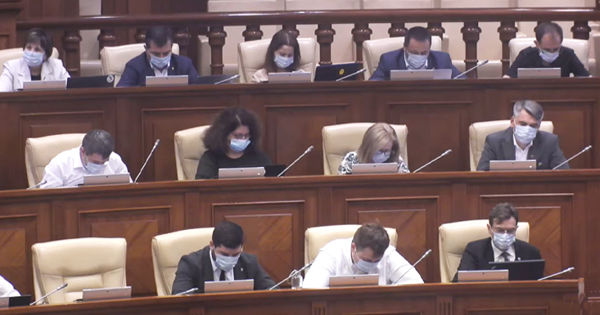 COVID-19: Депутаты парламента снова заседают в защитных масках.