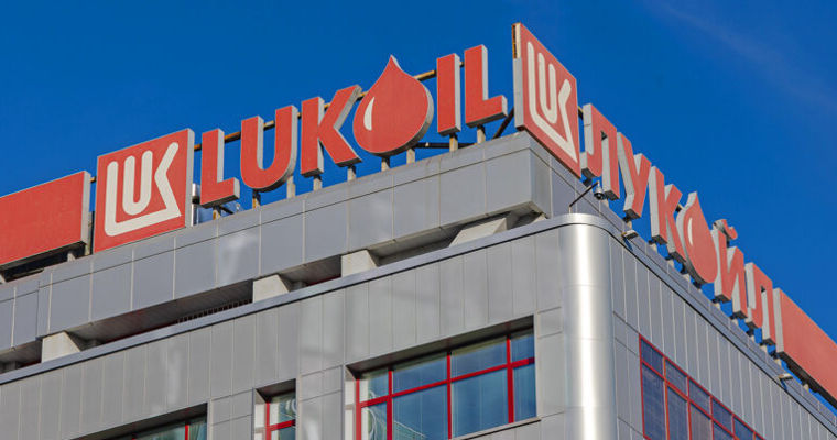 Politico: экс-советник Трампа помогает «Лукойлу» продать активы за рубежом.