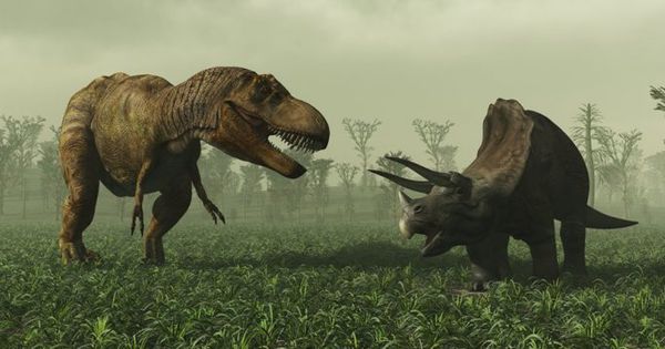 Un dinozaur de şapte metri înălţime a fost cuprins de flăcări în statul american Colorado.