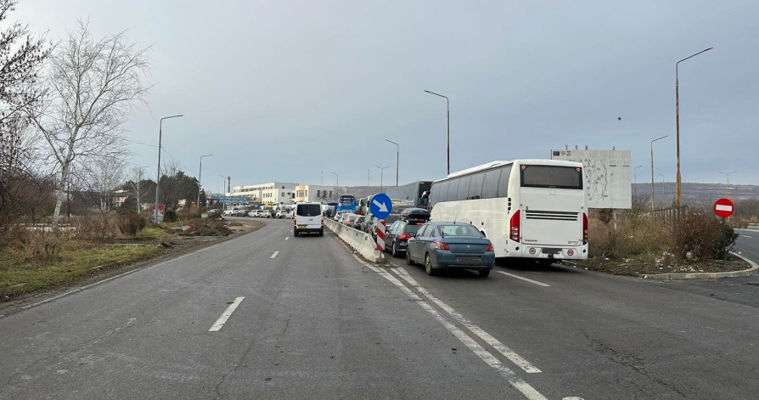 На КПП Леушены-Албица образовались пробки в направлении выезда из Молдовы.