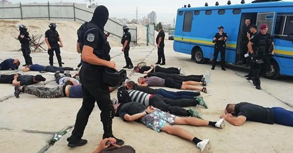 В Киеве возле стройки задержали около 40 человек с дубинками и оружием.