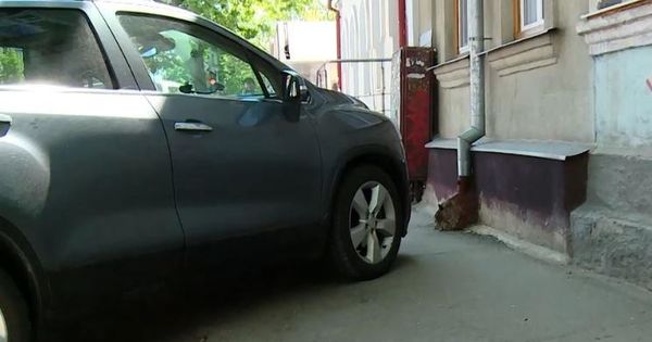 Водители нарушают новый закон о парковке на тротуарах.