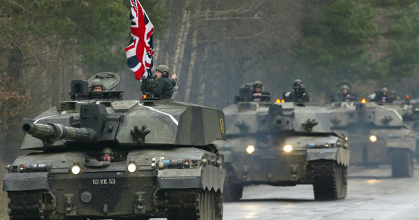 В Великобритании из-за аномальной жары загорелся военный полигон.
