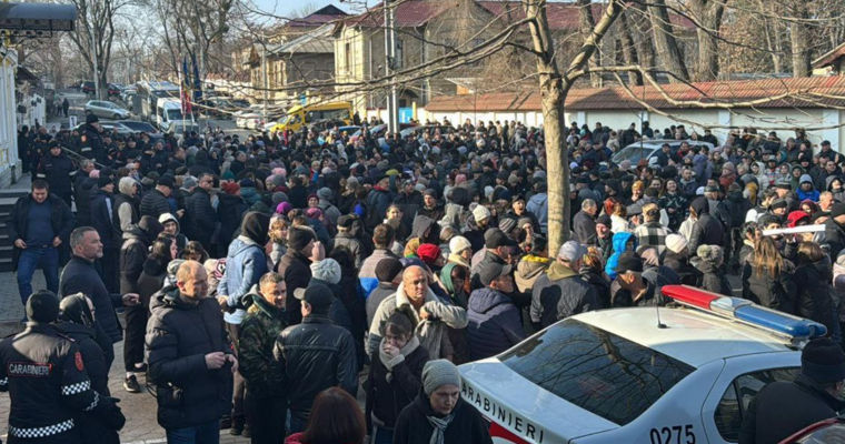 Десятки людей из Гагаузии собрались у здания КС на протест.