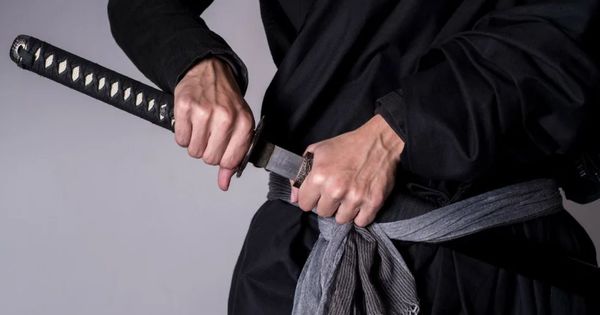 В США мужчина с катаной, одетый как ниндзя, атаковал военных.