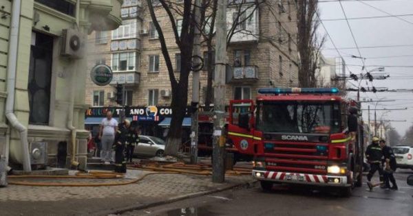 Arde un restaurant de pe strada Bucureşti din Capitală.