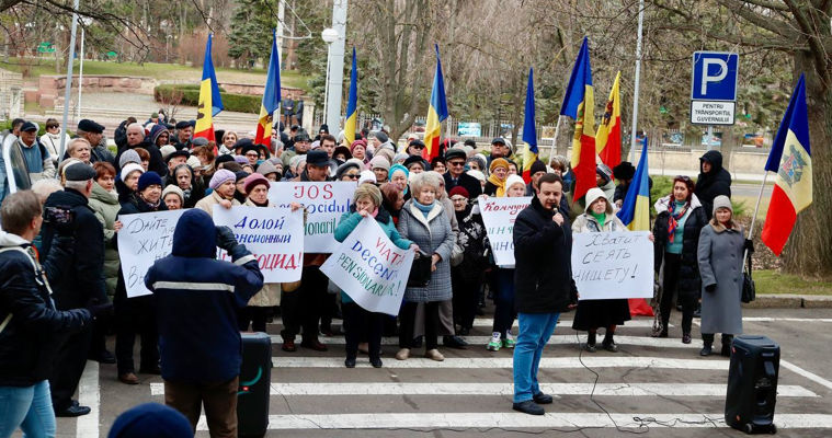 В Кишиневе проходит протест перед зданием правительства.