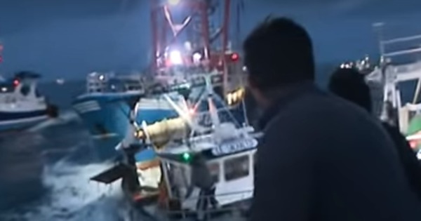 Сражение французских и английских рыбаков из-за гребешков попало на видео.