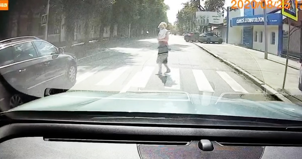 В Кишиневе женщина с ребенком не смогла перейти дорогу по зебре.