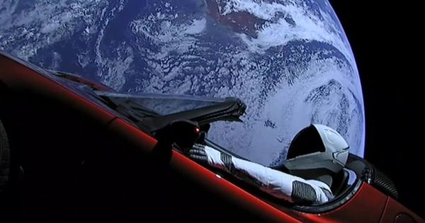 "Космическая" Tesla Roadster облетела вокруг Солнца.