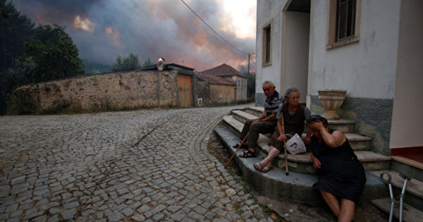 В Португалии из-за пожаров эвакуировали жителей 27 деревень.