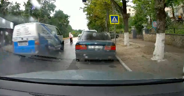 В Кишиневе микроавтобус сбил маму с ребенком на пешеходном переходе.