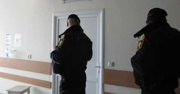 Focuri de armă la Botanica: Şoferul ce a supraviețuit, păzit de poliție. Foto: CrimeMoldova