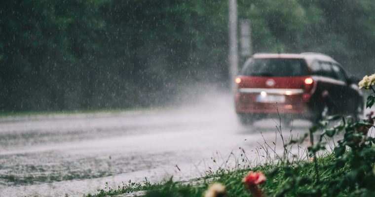 Pe drumurile din țară se circulă în condiții de ploaie. IGP recomandă șoferilor să conducă cu prudență.