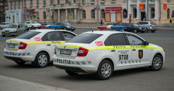 Полиция призывает участников протеста вести себя мирно и не применять насилие.