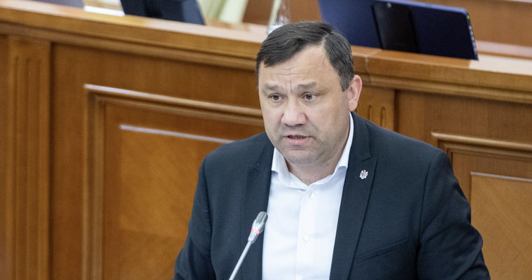 Grădinaru nu și-a putut stăpâni lacrimile când a vorbit despre moldovenii nevoiți să plece din țară din cauza sărăciei.