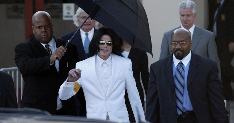 Michael Jackson, din nou acuzat de abuz asupra copiilor.