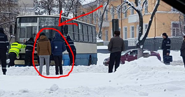 Ce fac 2 tineri în timp ce polițistii ajută în trafic un autobuz. Foto: facebook.com