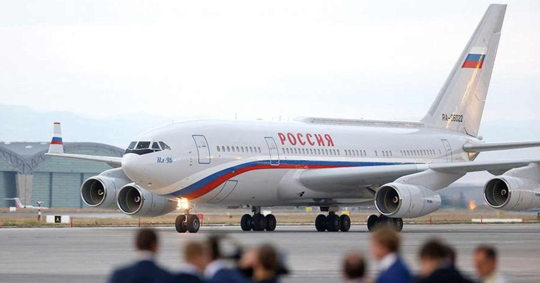 Борт номер 1 россия. Ил-96 президентский борт. Самолет Путина ил 96. Ил-96-550. Ил 96 правительственный борт.