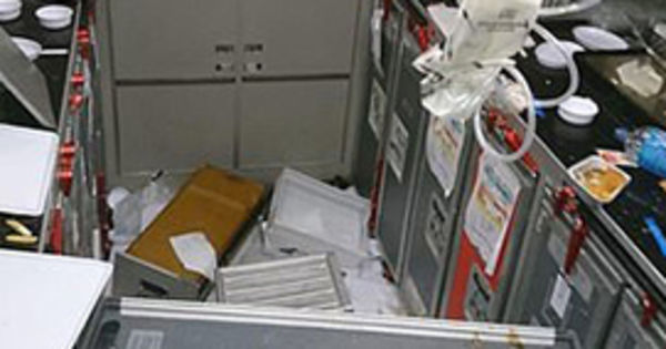 Мощная турбулентность заставила пассажиров истекать кровью в поломанном самолете.