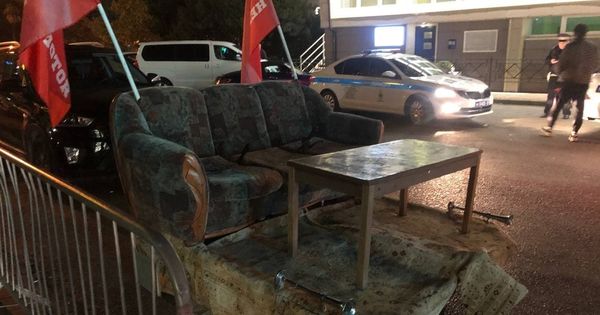 В Сочи водитель самоходного дивана получил штраф за езду без ремней безопасности.