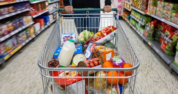 Правительство Британии призвало супермаркеты заморозить цены на основные продукты питания.
