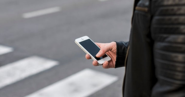 Slovacia va amenda pietonii care folosesc telefonul când traversează strada.