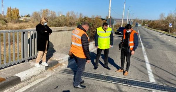 Дорожники следят за ремонтом автомобильного моста через реку Прут.