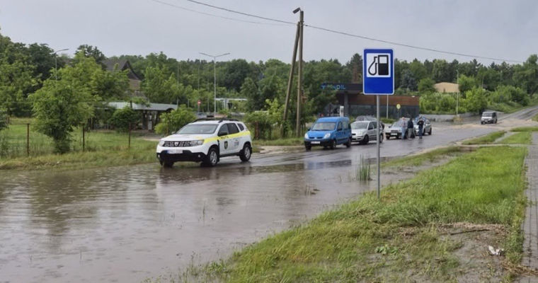 Проливные дожди затопили дороги и домохозяйства в Сынжерейском районе.
