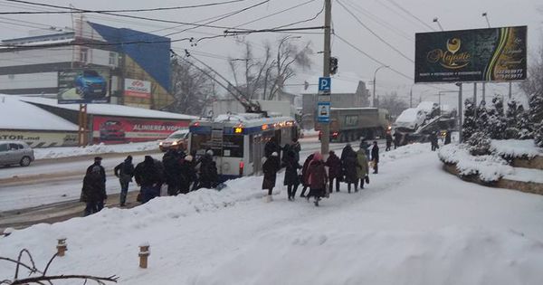 Un troleibuz rămas blocat a fost împins la deal de călători