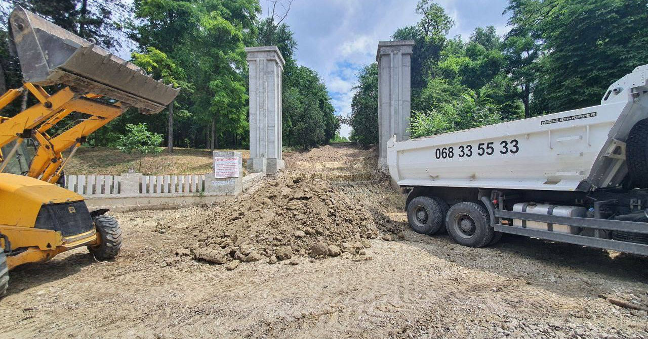 В Кишиневе идет реставрация Мемориального комплекса «Кладбище героев».