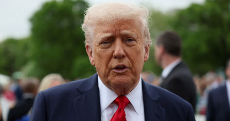 Рейтинг одобрения Трампа упал до рекордных 42%.