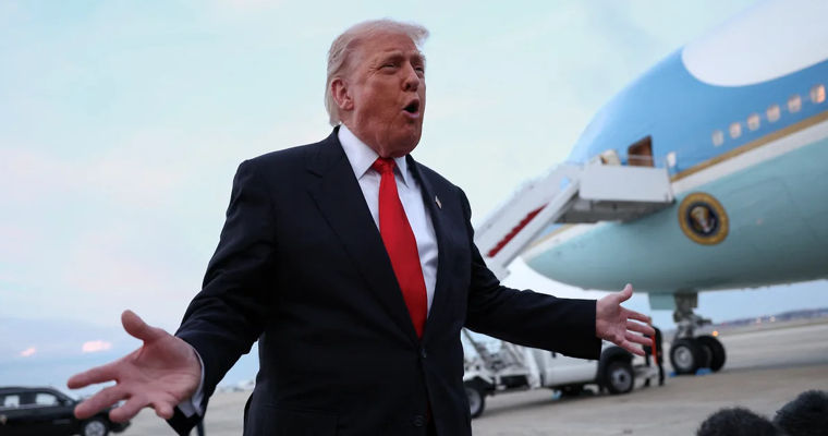 Трамп: США придется вернуть более $2 трлн, если пошлины признают незаконными.