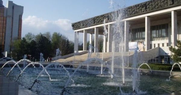 В театре Оперы и балета назрел скандал из-за увольнений.